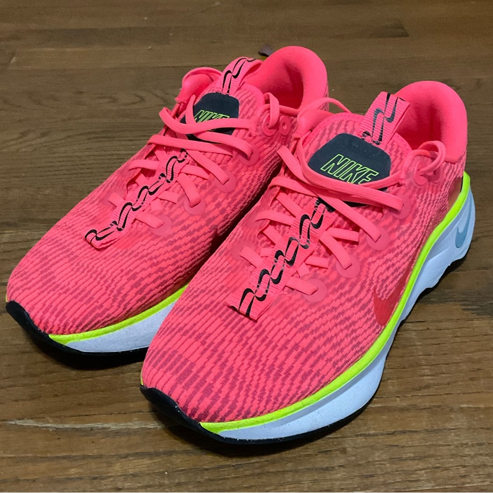 Nike Motiva Walking Shoes Hot Punch. In Excellent Cond.. Like New.Women’s 9.